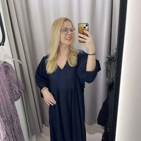 Redaktorka Veronika nejprve zavítala do prodejny značky Lindex, kde objevila tyto tmavomodré pohodlné šaty. Takové kousky nabízejí nespočet možností stylingu. Koupíte je za 1199 Kč.