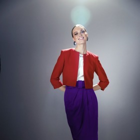 Právě krátký střih kabátku dokonale ladí s delší pouzdrovou sukní.