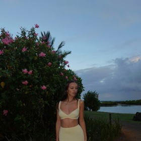 Charlotte Ella Gottová ukázala bříško.