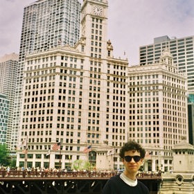 Mladý zpěvák a herec v interním výběru s přehledem porazil více než dvě stě padesát dalších konkurenčních skladeb.