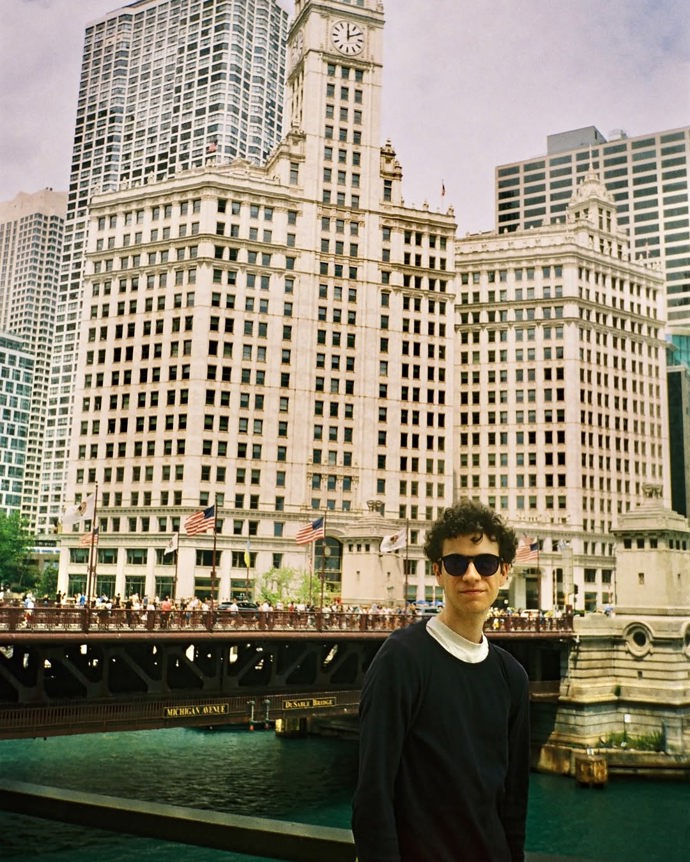 FOTO: Mladý zpěvák a herec v interním výběru s přehledem porazil více než dvě stě padesát dalších konkurenčních skladeb. – stránka 6