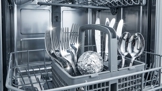 Vhoďte kuličku alobalu do košíku k příborům a zapněte myčku: Výsledek po otevření dvířek vás okamžitě ohromí