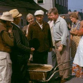 Objevil se také v oblíbeném seriálu Chalupáři (na snímku Gabriela Vránová, Josef Větrovec, Václav Sloup a Luba Skořepová).