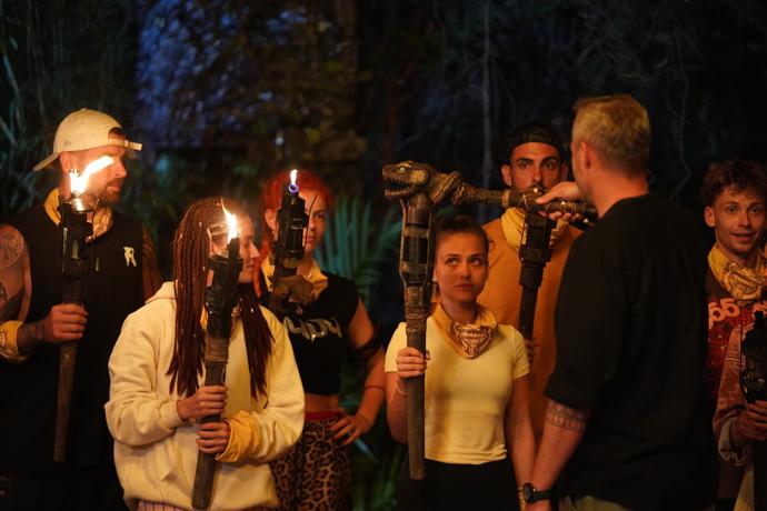 FOTO: Ondřej Novotným všem účastníkům letošního Survivoru zhasnul oheň. – stránka 7