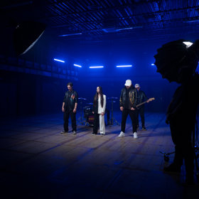 Společně natočili emotivní videoklip k zbrusu nové písni s názvem Musím se ptát.