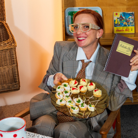 Na stole pochopitelně nechybí pohoštění v podobě jednohubek. 