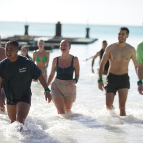 Lukáš Švec v reality show Survivor předvádí výborné fyzické výkony.