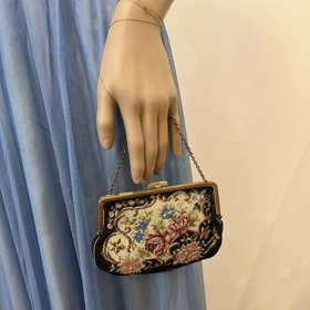 Nechybí ani malá kabelka na dámské nezbytnosti a kartičku s pořadím tanců.  