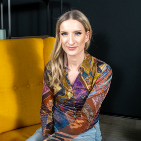 Extra host Adela Vinczeová.