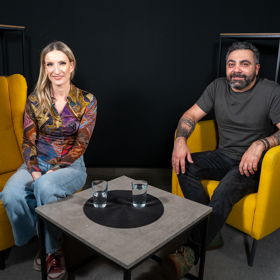 Adela Vinczeová s moderátorem pořadu eXtra host.