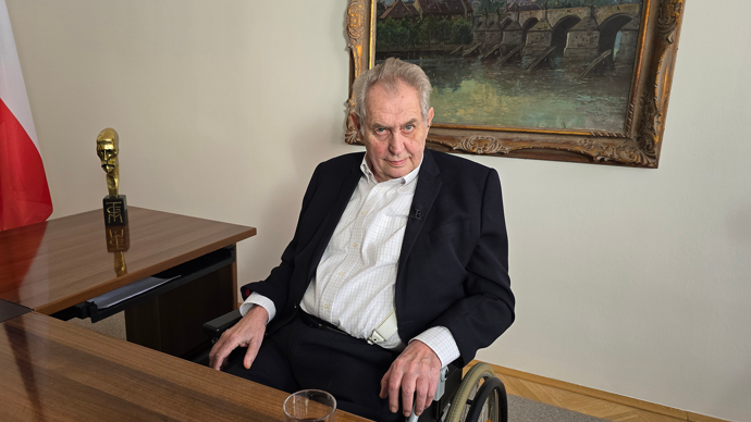 FOTO: Extra host Miloš Zeman foto 02 – stránka 14