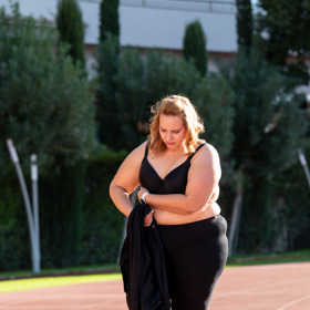 Marcela na atletickém ovále.