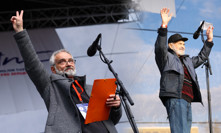 První dáma mezi stovkami protestujících, emotivní Trojan i dojemné gesto pro Svěráka. Slavní na demonstraci 