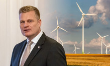 Bizarní boj Filipa Turka s větrníky. Odborník ho zkritizoval za šíření nepodložených informací