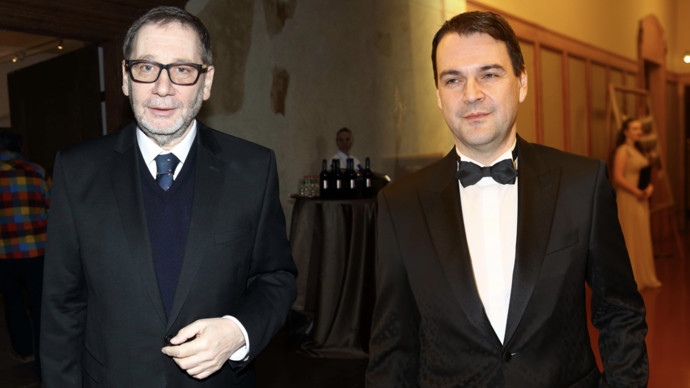 FOTO: Tomáš Töpfer věnoval Petru Macinkovi historický výtisk Rudého práva.