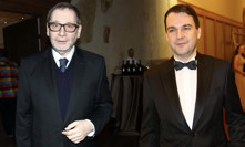 Tomáš Töpfer věnoval Petru Macinkovi historický výtisk Rudého práva.