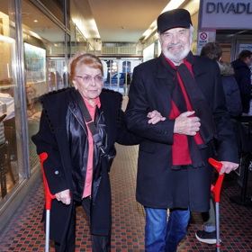 Po boku manželky chodí Zdeněk Svěrák dodnes do společnosti. 