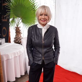 V základu herečka oblékla dobře padnoucí černé kalhoty a bílou košili dopnutou až ke krku. 