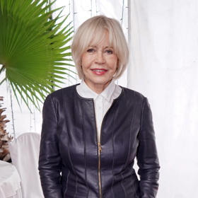 Letos frčí krátké účesy. Že vypadají svěže a mladistvě, dokazuje i herečka Jana Švandová.