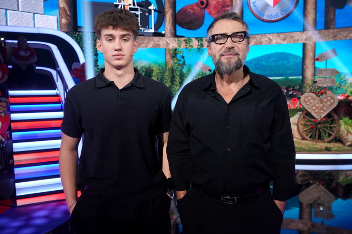 FOTO: Bořek Slezáček se synem Koljou. – stránka 7