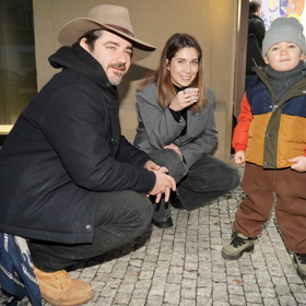 Vojta tvrdí, že jeho žena Radana je velmi podobná jeho mamince. Uvědomil si to ale prý až časem. Na společném snímku se synem Hubertem.