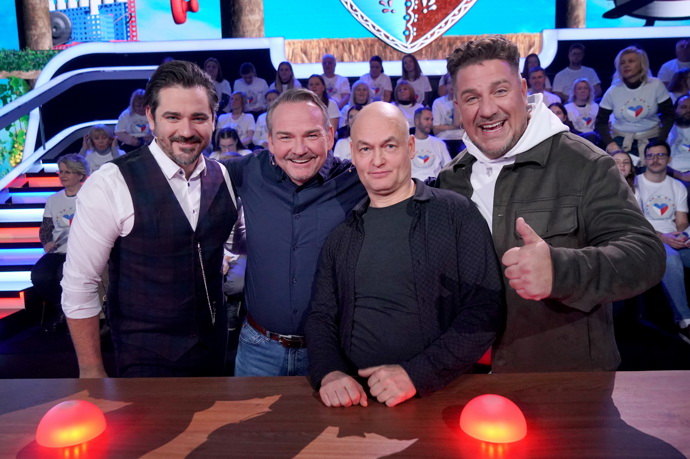 FOTO: Jeho herecký kolega Vojta Kotek pro změnu přiznal, že mu s přicházejícím jarem nepříjemně natéká tělo od kolen nahoru. – stránka 1