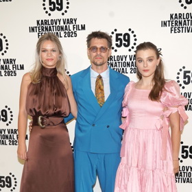 Na filmovém festivalu v Karlových Varech s Mayou a Kateřinou zapózoval představitel Sbormistra, slovenský herec Juraj Loj. 