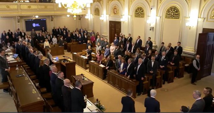 FOTO: Filip Turek jako jediný z přítomných nevstal při příchodu prezidenta do Sněmovny. – stránka 5