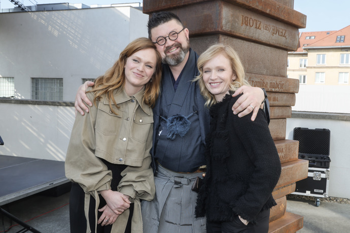 FOTO: Ester a Aňa Geislerová se žákem svého otce. – stránka 14