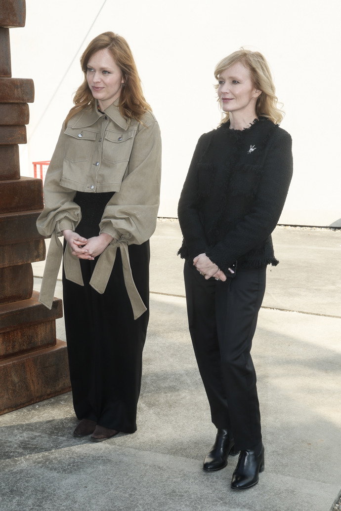 FOTO: Ester a Aňa představily celoživotní práci svého otce  japanaloga, novináře, kaligrafisty a pedagoga Petra Geislera. – stránka 12