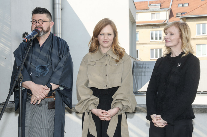 FOTO: Petr Holý společně s Aňou a Ester. – stránka 11