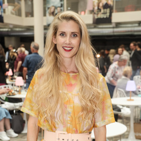 Herečce sluší také žlutá varianta květů. 