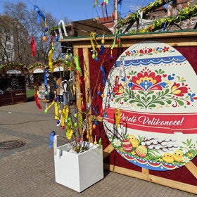 Největší a nejznámější Velikonoční trhy v Praze se konají na Náměstí Míru.