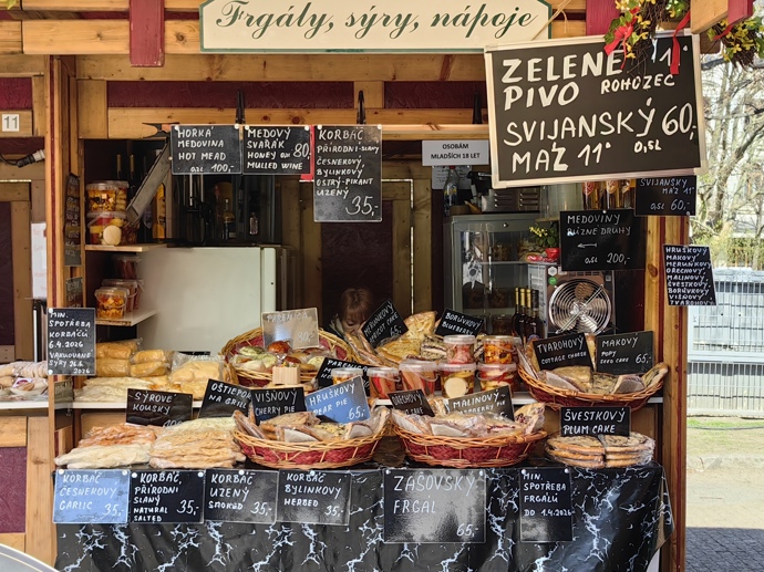 FOTO: Na trzích můžete zakoupit sýry, frgály. – stránka 26