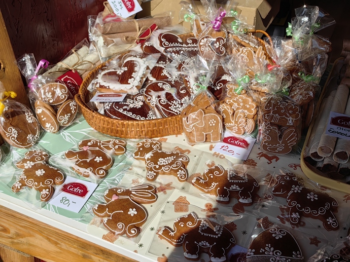 FOTO: Na trzích můžete zakoupit ručně malované kraslice, velikonoční zajíčky, kuřátka, pomlázky, velikonoční pečivo, dekorace, svíčky, perníčky a další zboží. – stránka 25