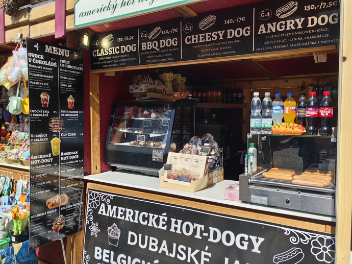 FOTO: Kromě tradičních velikonočních výrobků můžete zakoupit i hot-dog. – stránka 22