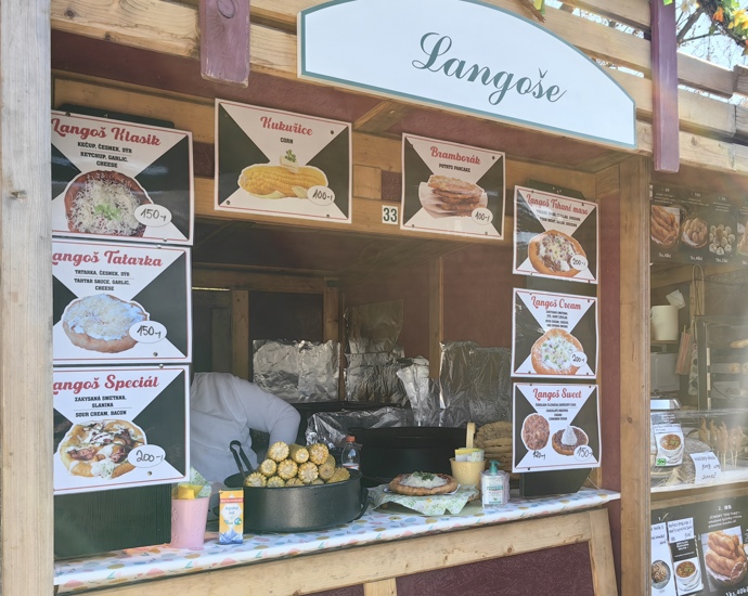 FOTO: Na trzích nechybí ani oblíbené langoše. – stránka 5