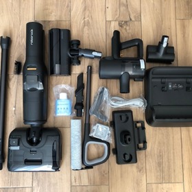 Takto vypadají jednotlivé součásti Roborocku F25 Combo, vyskládané přehledně vedle sebe.