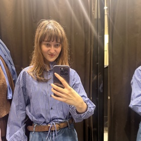 V Zaře Moniku zaujala tato kostkovaná košile s trendy stojáčkovým límečkem i podkasaným balonovým lemem s vázáním na šňůrku. Halenka vás vyjde na 699 Kč