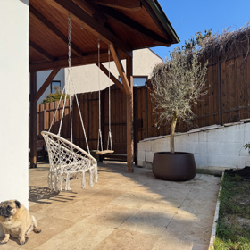 Jedna z houpaček na zápraží