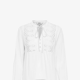 Blůzu s boho nádechem koupíte například u značky ONLY za 740 Kč.