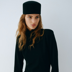 A jde o skvělou pokrývku hlavy na aktuální přechodové období.