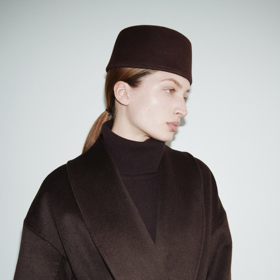 Klobouček s bohatou historií a retro nádechem působí luxusně a skvěle doplní také elegantní kabát.