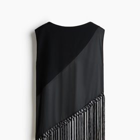 Asymetrický top s třásněmi, H&M, 979 Kč