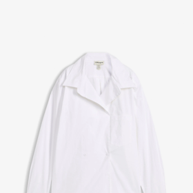 Pod šatovku můžete jako Ljuba Krbová obléct bílou košili s výstřihem do véčka. Tato dlouhá halenka s výstřihem do V je z nabídky značky Bonprix a vyjde vás na 549 Kč.