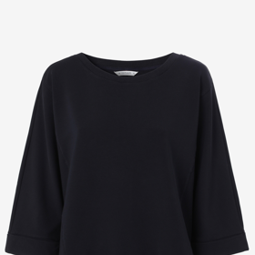 Přes tričko herečka oblékla černou mikinu se zkrácenými rukávy, což vytvořilo zajímavý efekt vrstvení. Tento kousek prodává značka Tatuum za 1699 Kč.