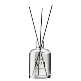 Bezstarostná pokojová vůně s tóny vanilky, růže, konvalinky a ovocných vůní od značky HOME & SOUL stojí 399 Kč.