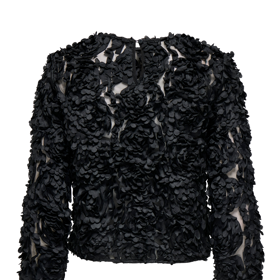 Na jaře můžete sáhnou i po jinak strukturovaných topech, třeba s motivem 3D květin. Tuto halenku koupíte u značky ONLY za 1299 Kč.