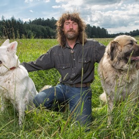 Rudolf Desenský se momentálně stará o dvě vlčice.