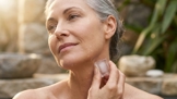 Sbohem povadlý krk a dekolt: Tento 30vteřinový trik s ledem vypne pleť po padesátce lépe než drahá plastika